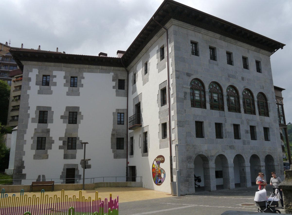 Agirre jauregia, Deba