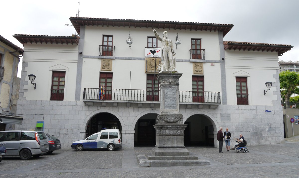 Udaletxea eta Txurrukaren omenezko monumentua, Mutriku