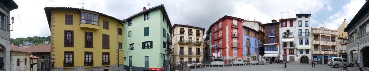 Beheko Plaza inguratzen duten etxeak, Mutriku