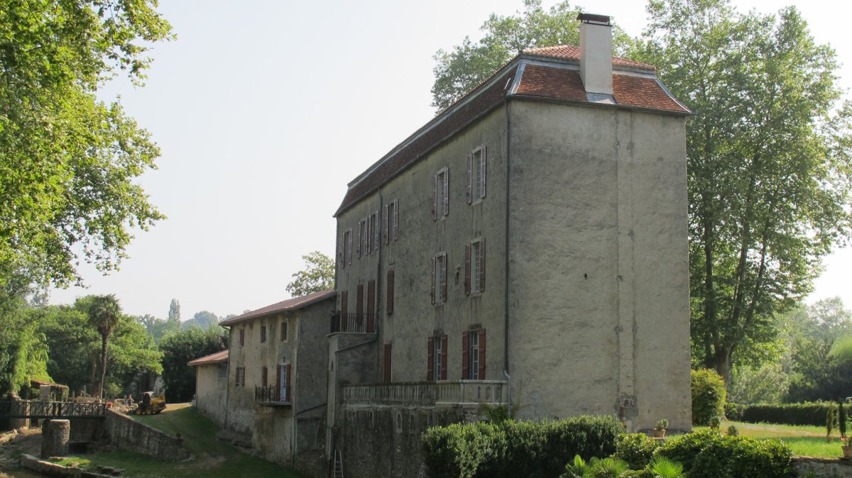 Uharteko jauregia, Uhartehiri