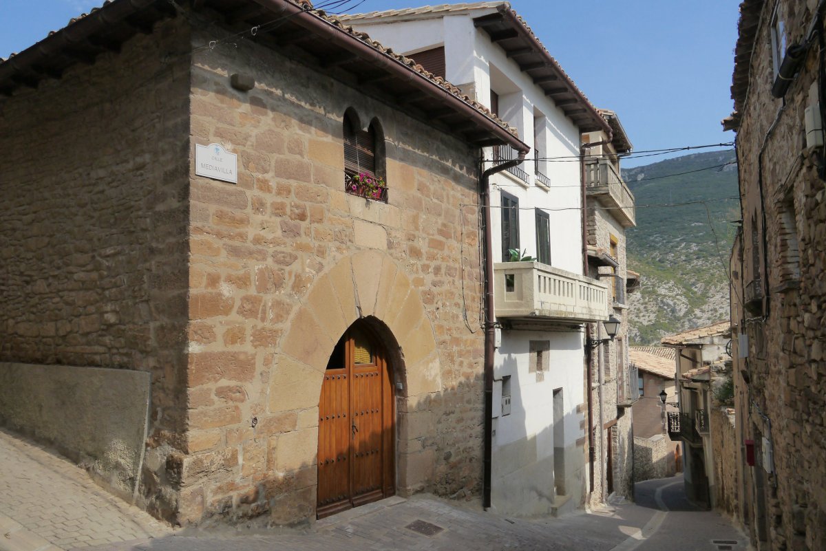 Mediavilla kalea, Ledea