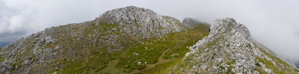 Gainaldeko ikuspegia Udala aldeko igoeratik, tontorra lainoz inguratuta dagoela.