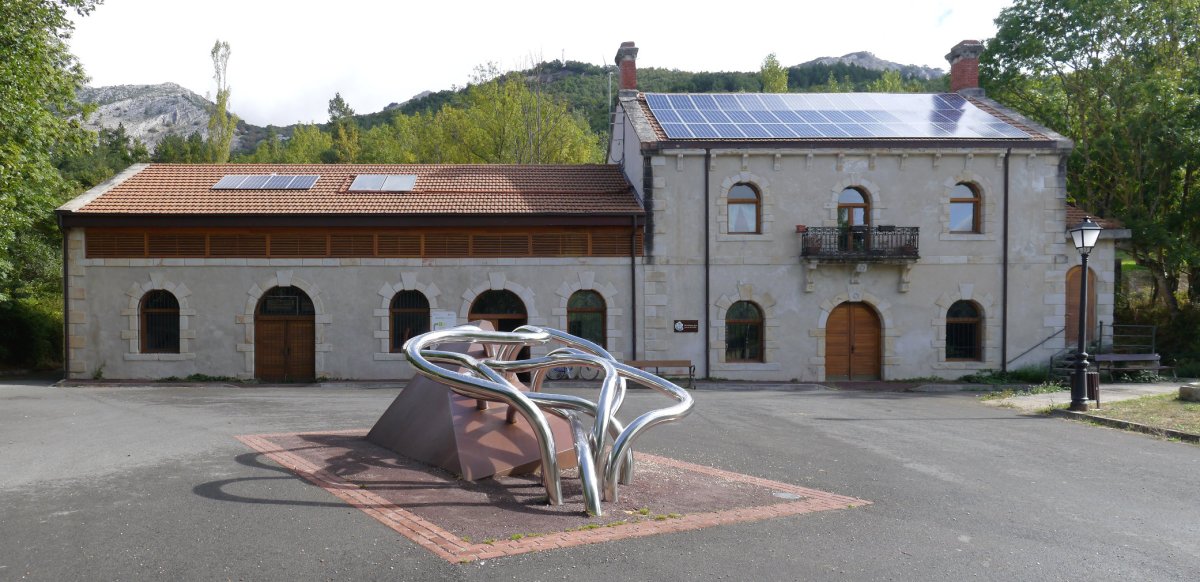 Intuxiko zentral hidroelektrikoa (gaur egun museoa ere bai), Araia