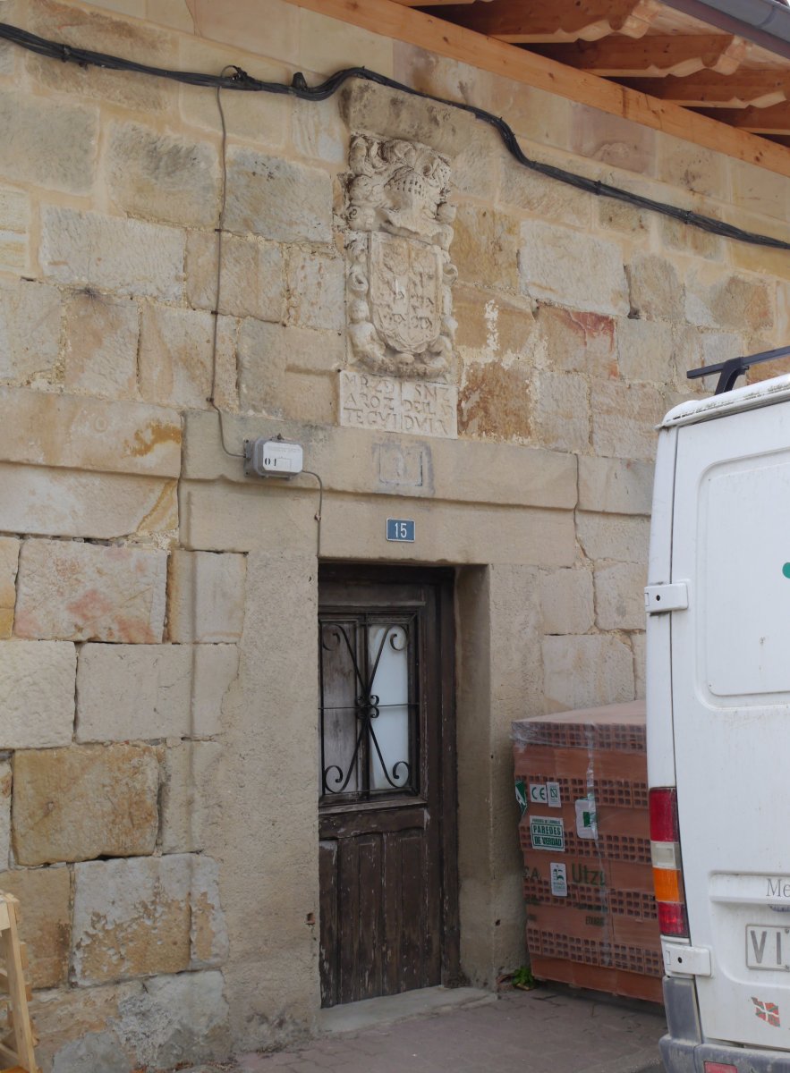 Etxe baten ataria, Araia