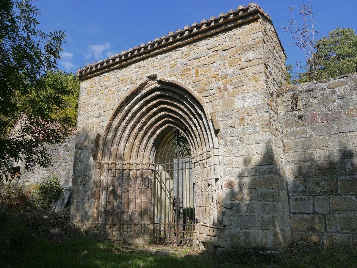 San Esteban eliza zaharraren ataria, hilerriko sarrera orain, Etxaleku.