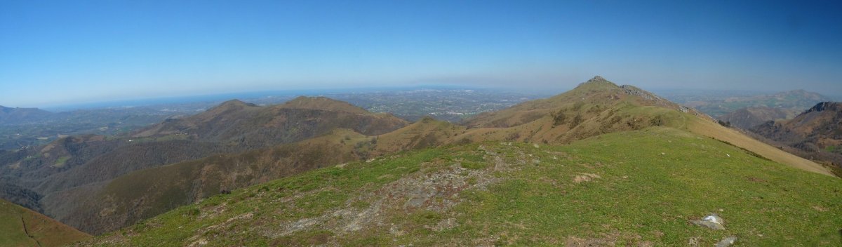 Bizkailuzeko gailurra. Atzean, Erebi-Mondarrain katea