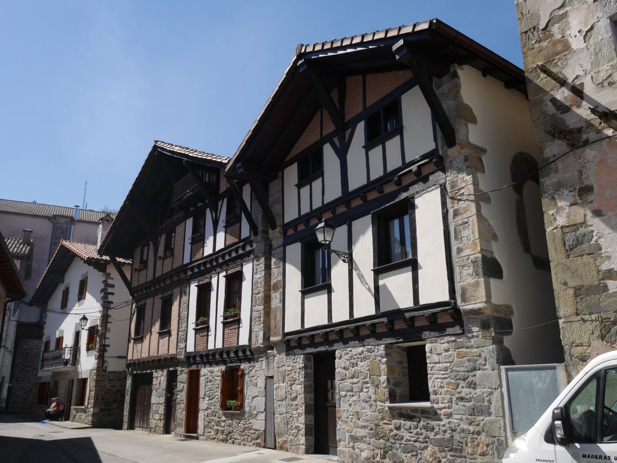 Etxegorri, Txabalkoenea eta Mertxenea etxeak, Goizueta