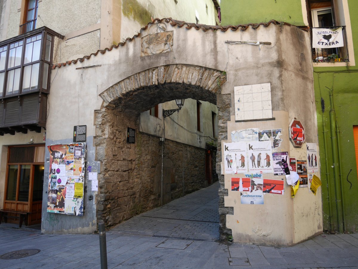 Zurginkantoi atea, Arrasate