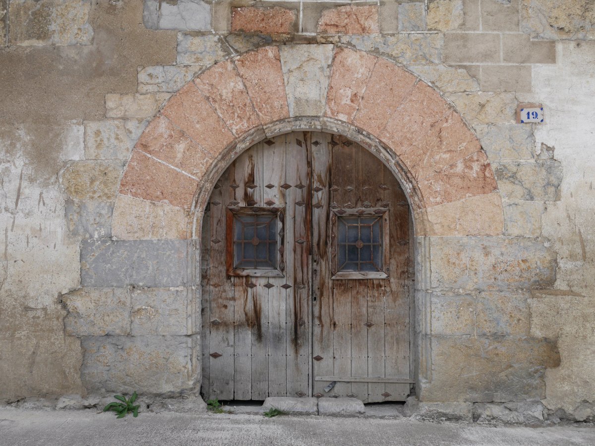 Koloretako harriak atearen arkuan, Izurdiaga