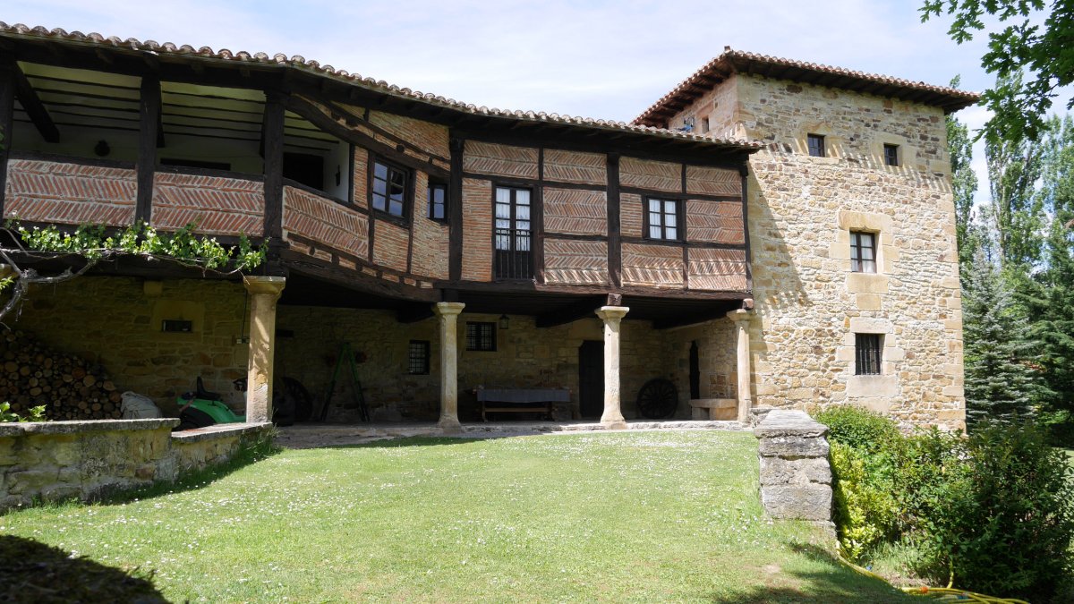 Lazarraga jauregia, Larrea