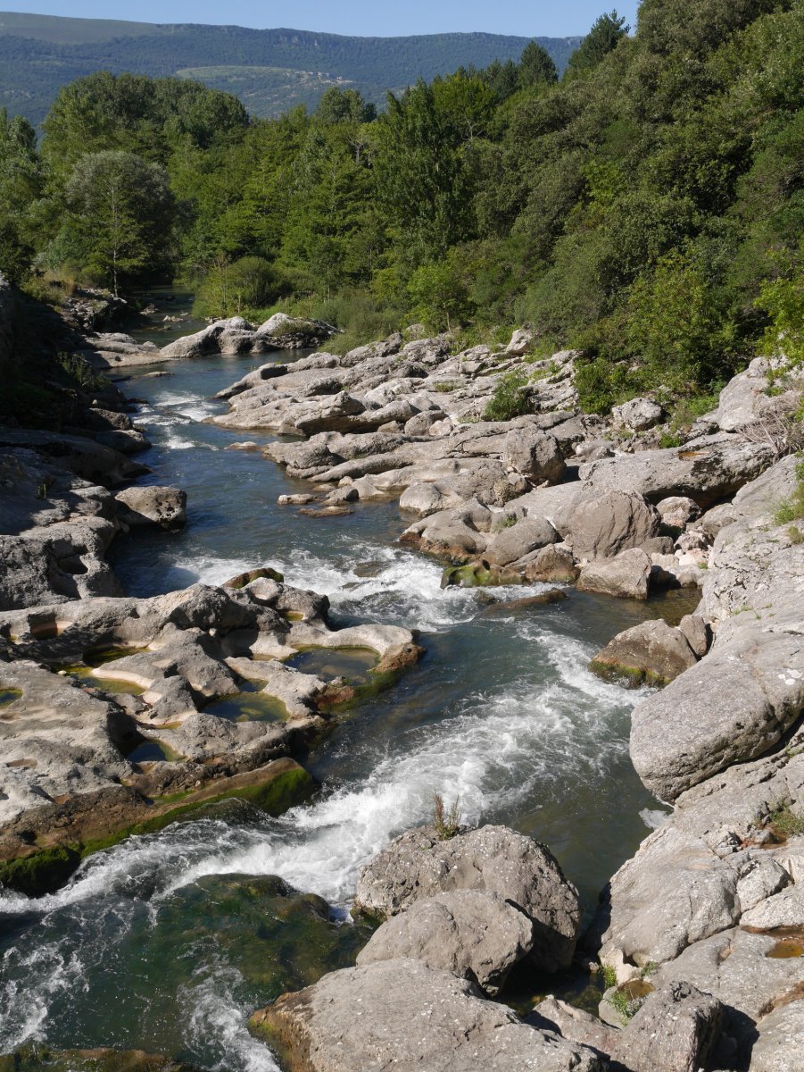 Larraun ibaia Irurtzungo haitzartearen parean