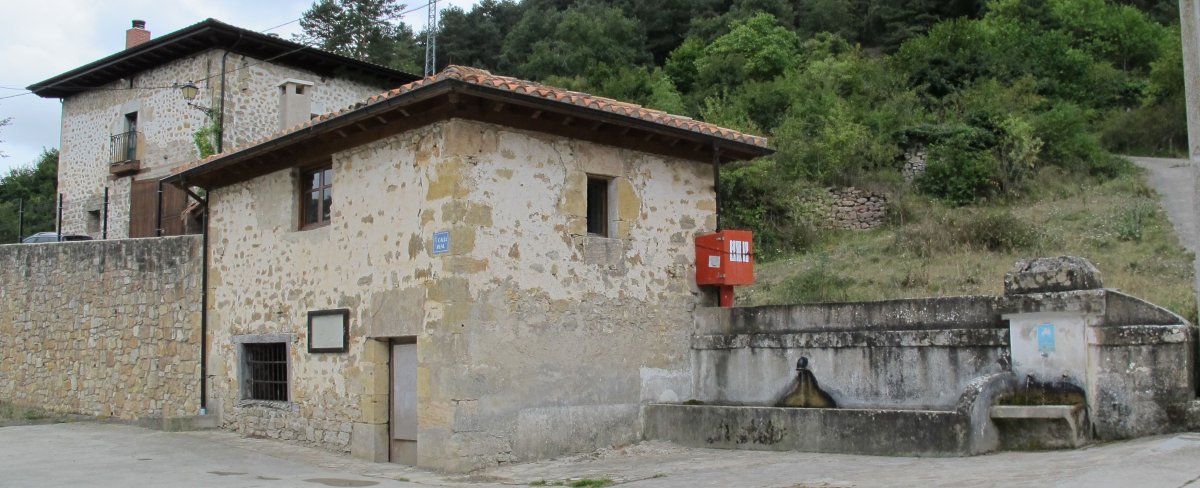 Etxea eta iturria, Astulez