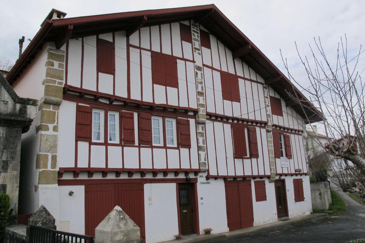 Txatxoenia etxea, Uztaritze