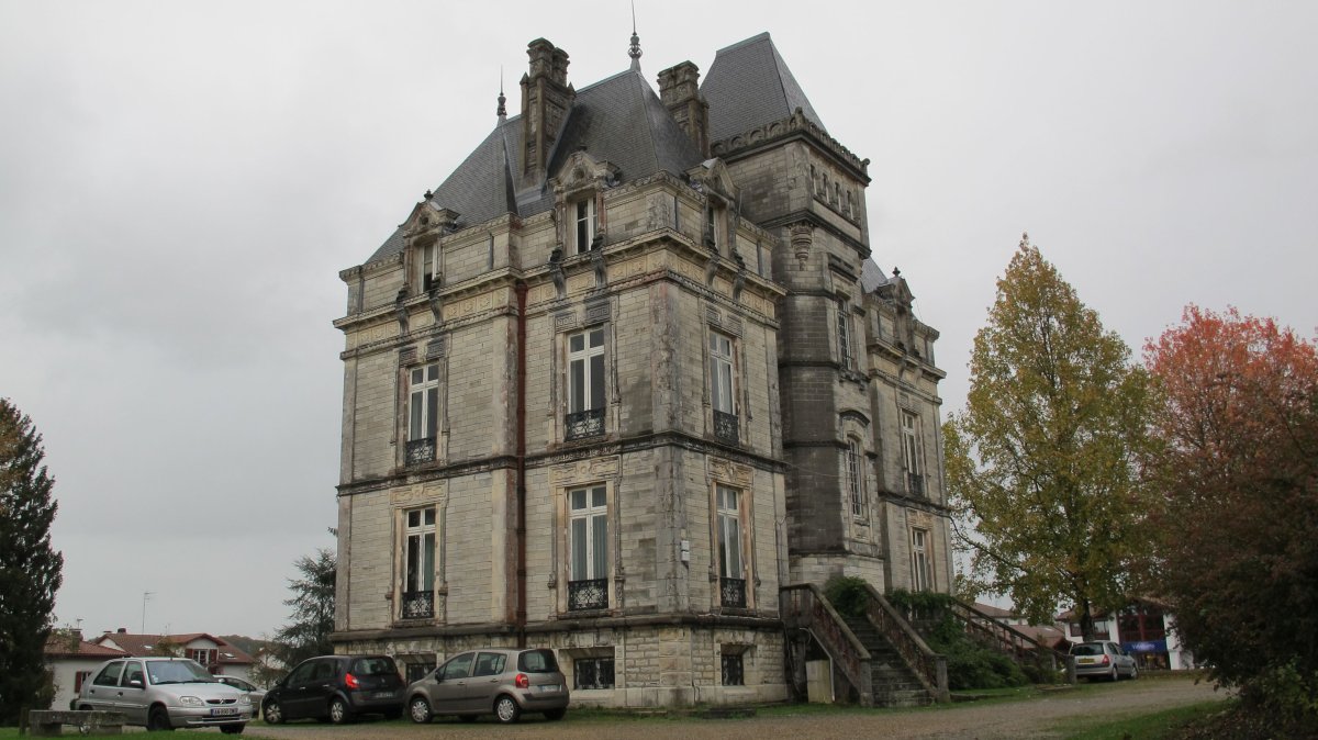 Lota Jauregia, Uztaritze