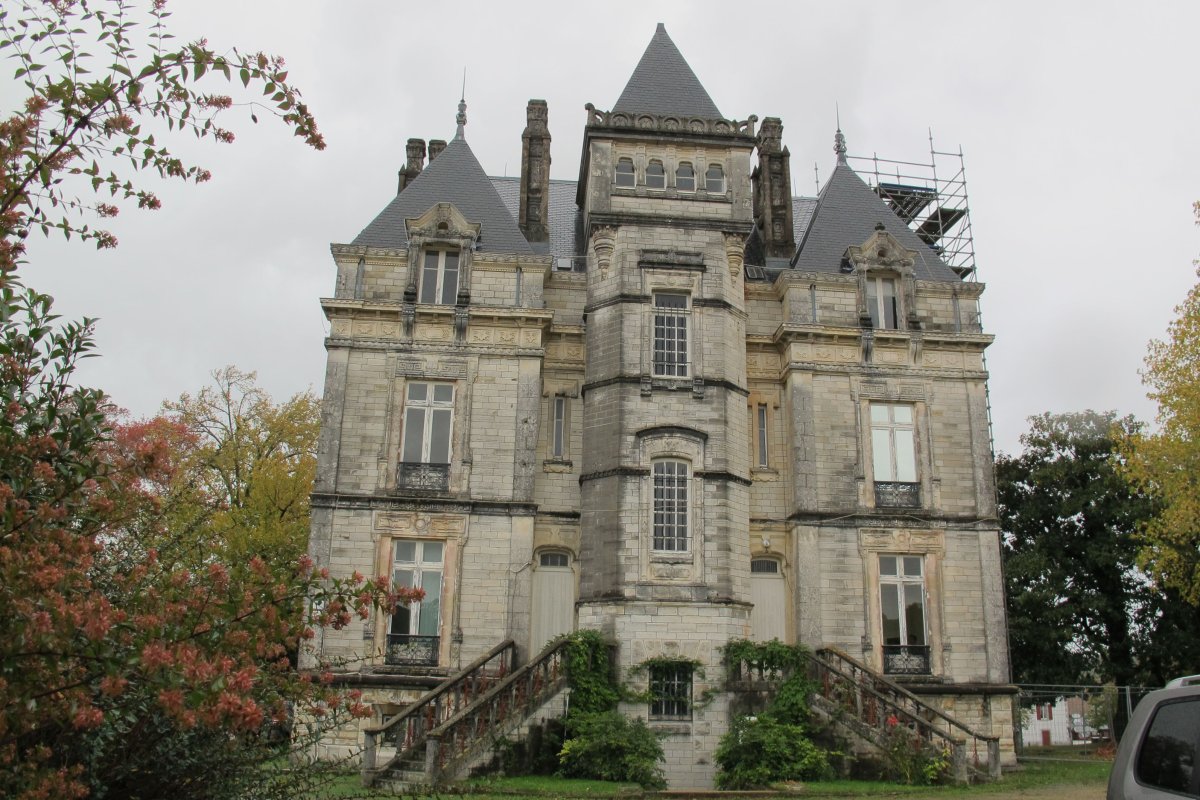 Lota Jauregia, Uztaritze