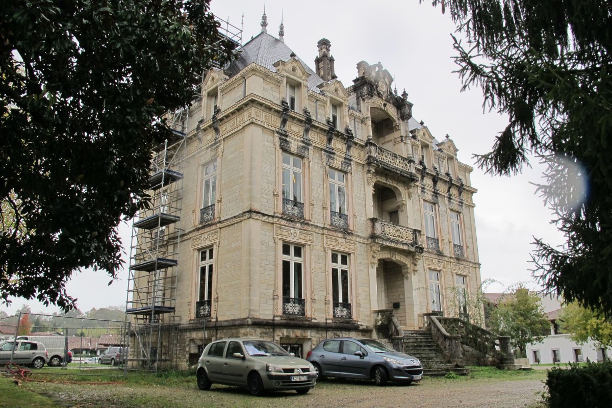 Lota Jauregia, Uztaritze