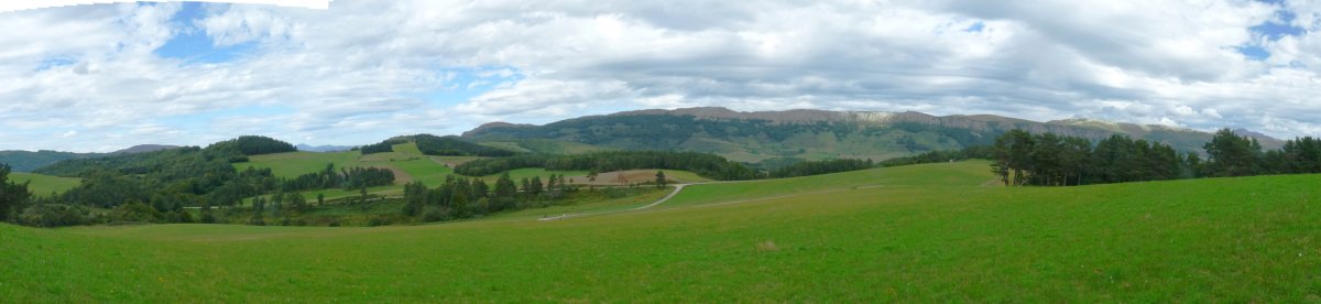 Panorama zabala Gazteluzarreko gainaldetik