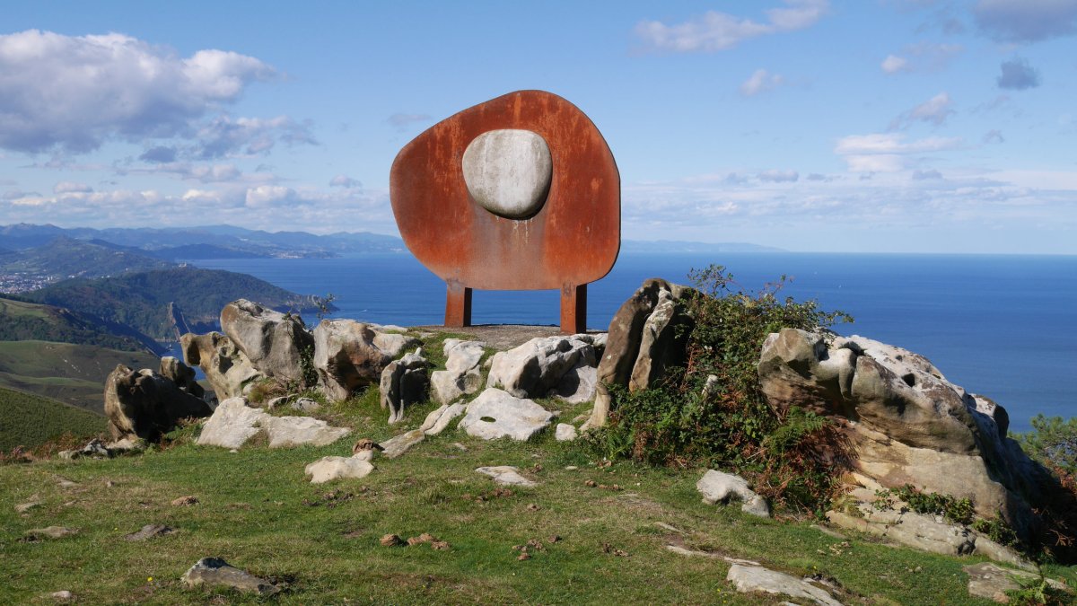 Eskultura bitxia, Jaizkibelgo mendatetik gertu