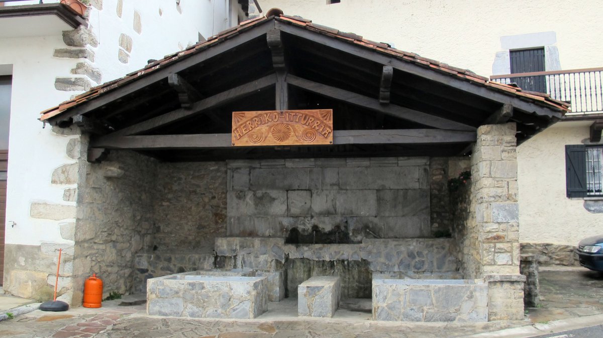 Latsagako iturria, Igantzi