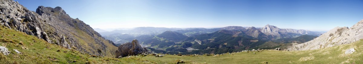 Udalaitz eta Besaide arteko bidetik ikuspegi zabala