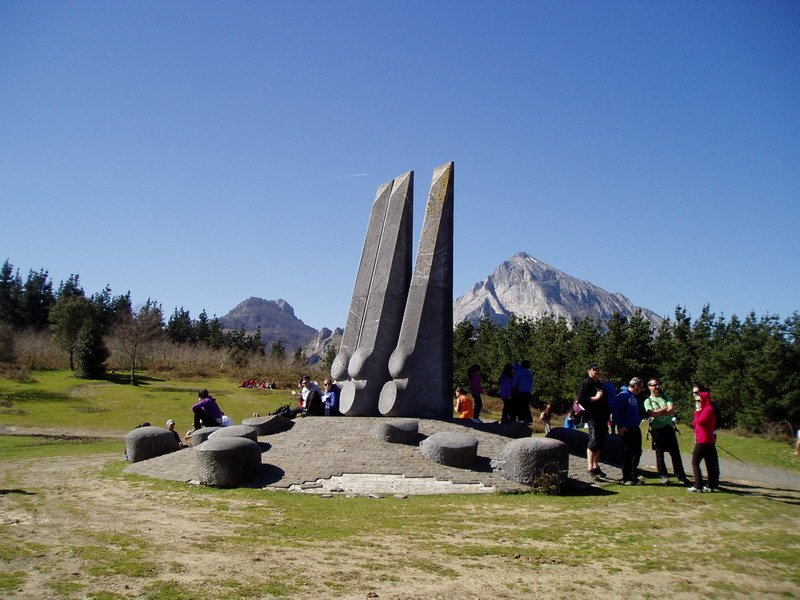 Besaideko monumentu berria