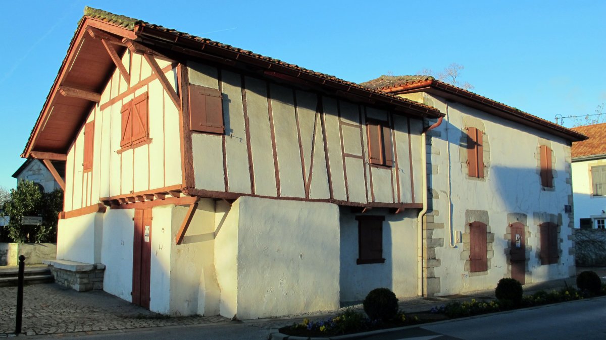 Udaletxe Zaharra, Hiriburu