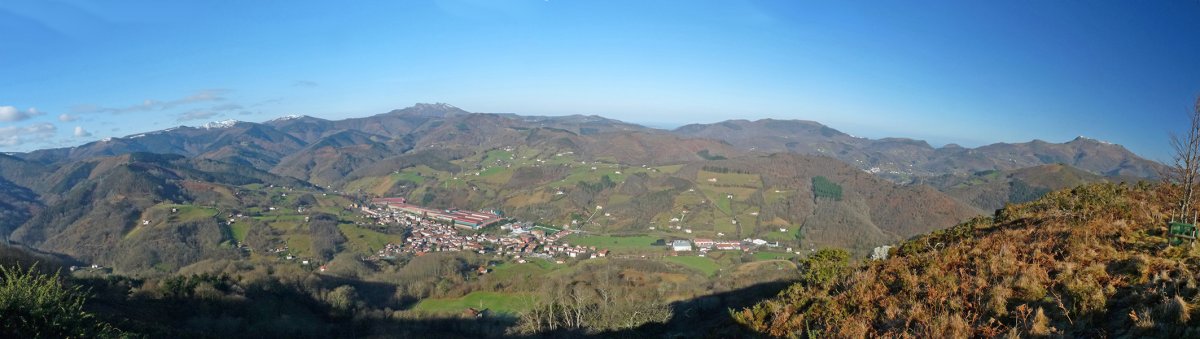 Lesaka inguruko mendiak Fraingo gurutzetik