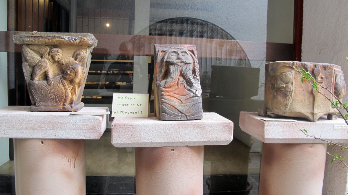 Belloc monastegia, Ahurti