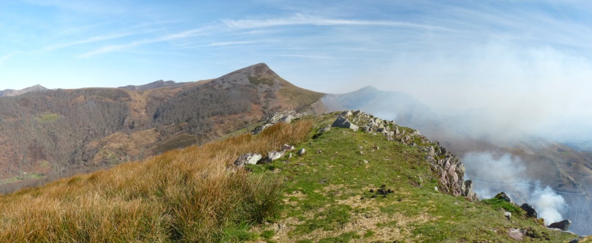 Kuarteleko kaskoko gailurra, belar-erreketako kea ikusgai