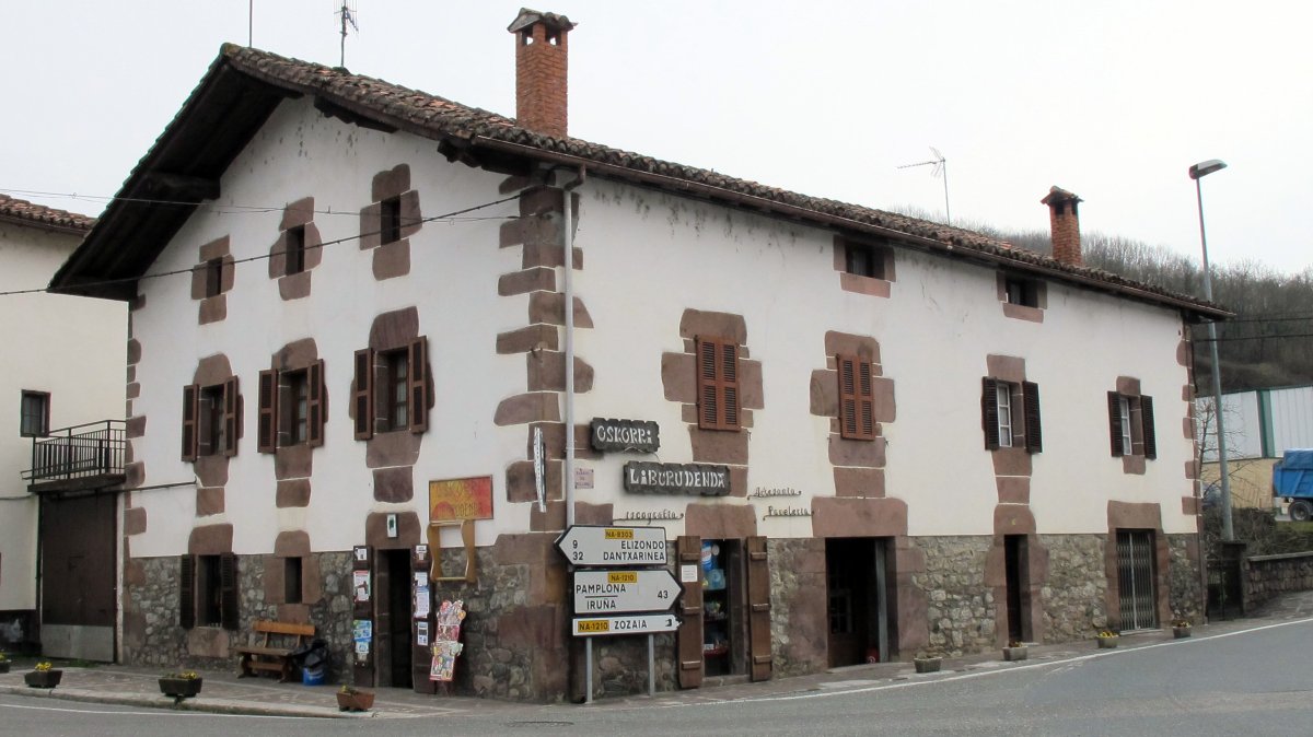 Petrinena (Petrinea) etxea, Oronoz-Mugairi