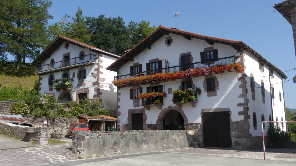 Errebote plazaren inguruko etxeak, Irurita