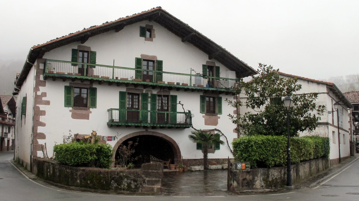 Etxebeltzea etxea, Erratzu