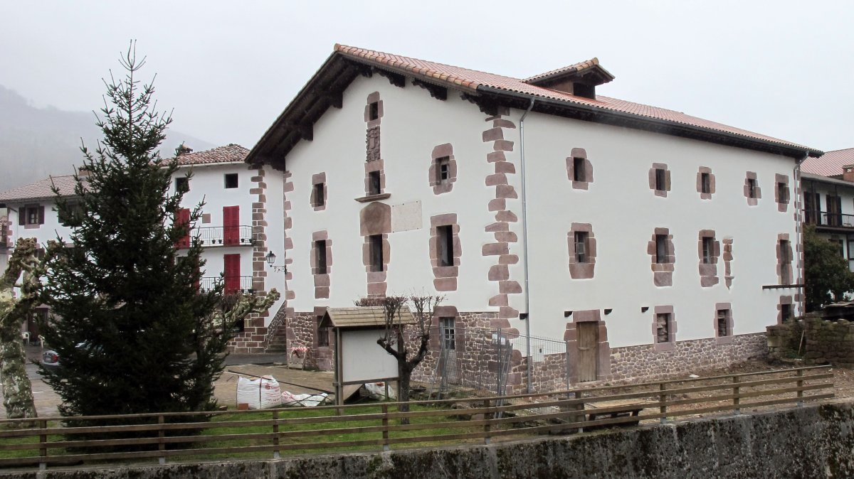 Ostatua etxea, Erratzu