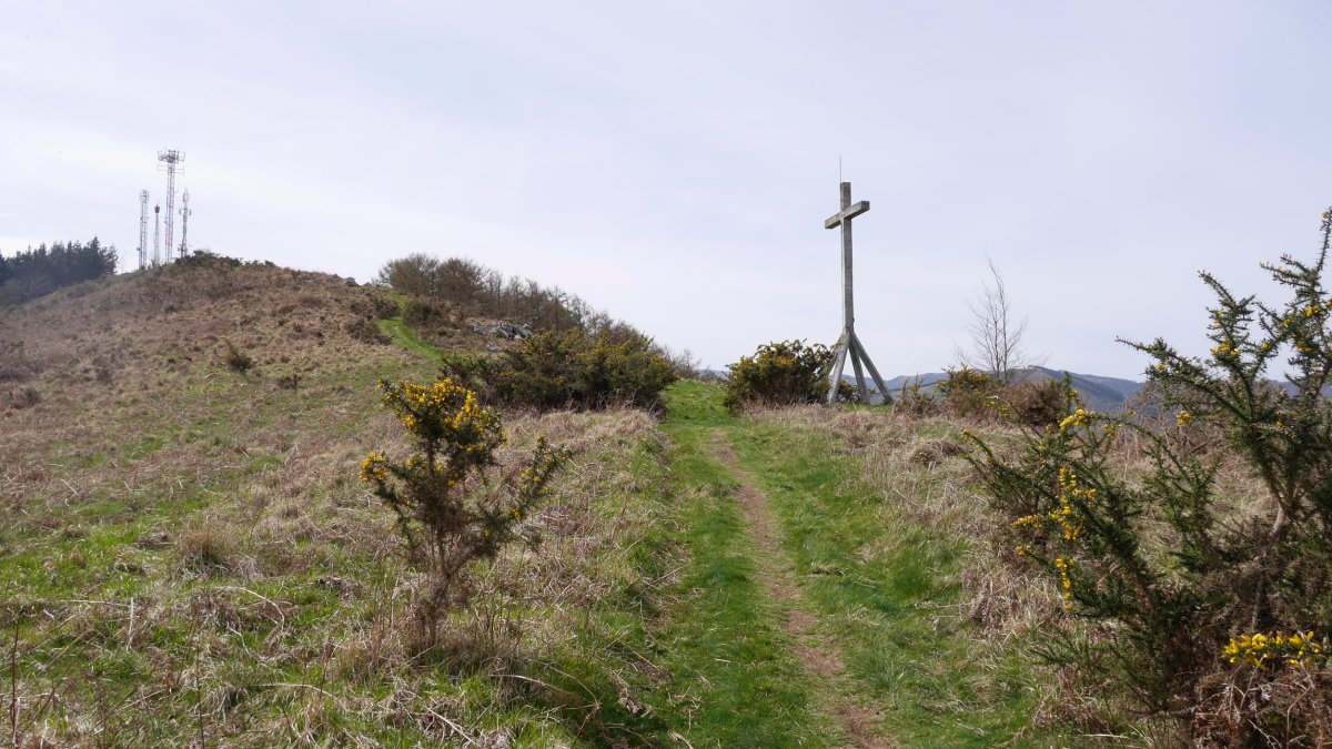 Polanezko gurutzea eta tontorra