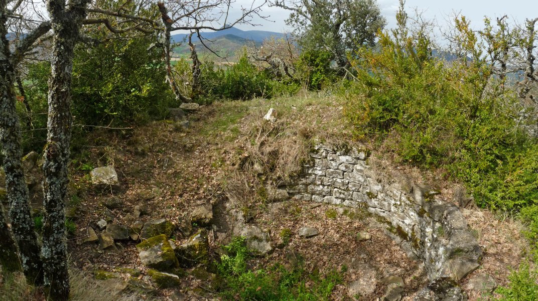 Legingo gazteluaren hondakinak gailurrean