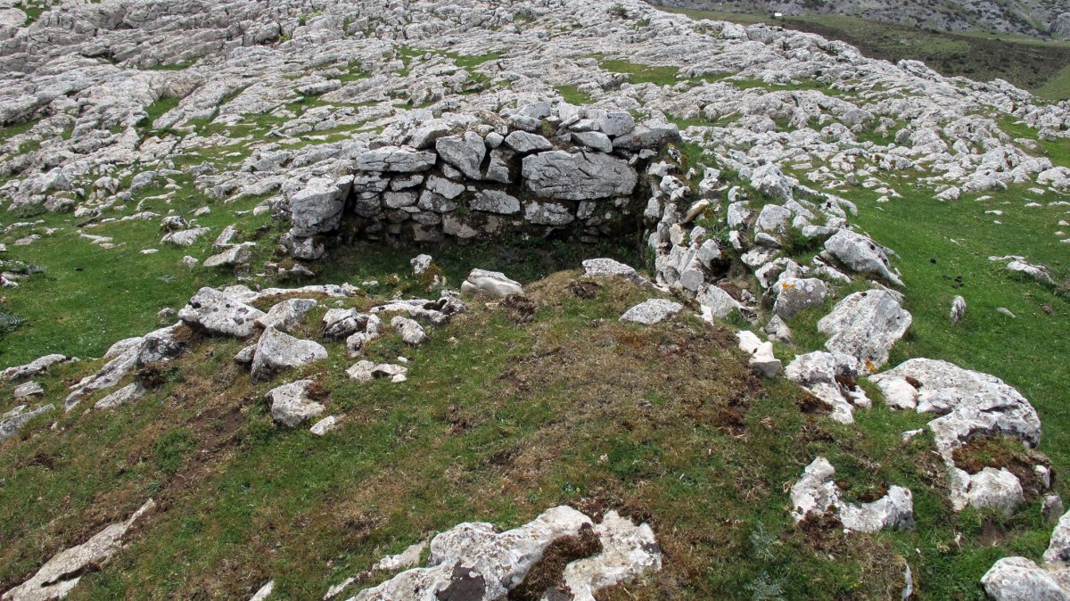 Dukesana 4 ipar txabola tumularra, Andia