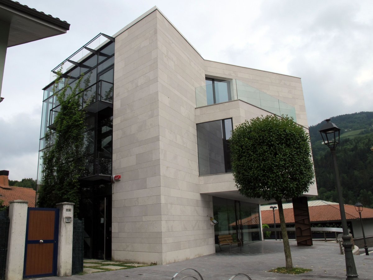 Udaletxe berria, Arama