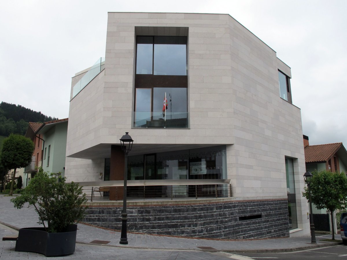 Udaletxe berria, Arama