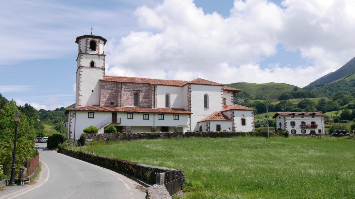 Eliza, herriaren sarreran. Amaiur.