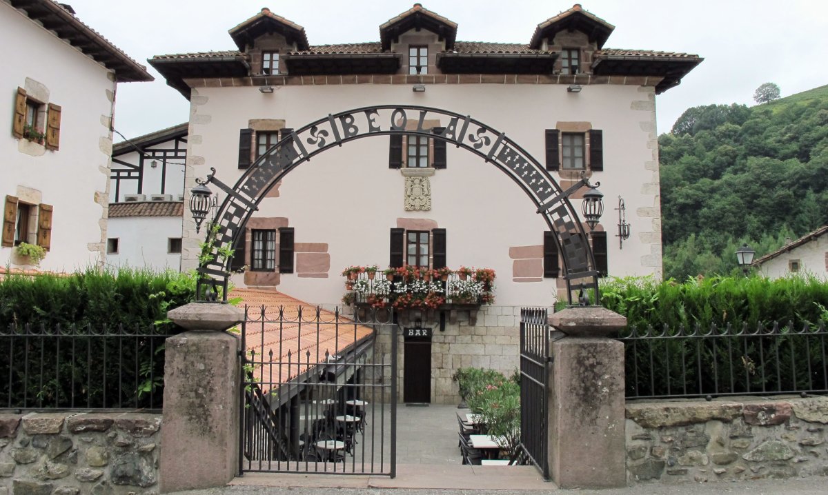 Beola jatetxea, Almandoz