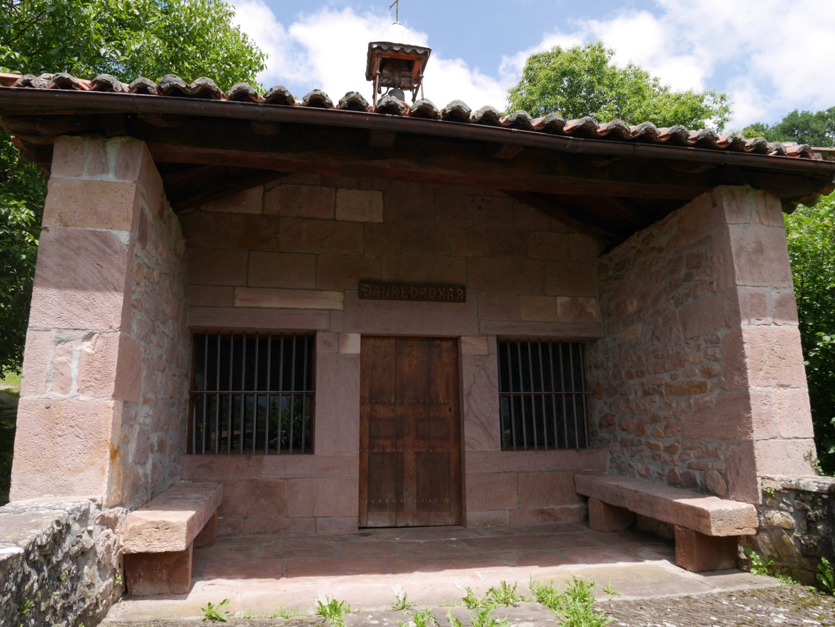 San Pedro Xar baseliza, Erratzu aldean