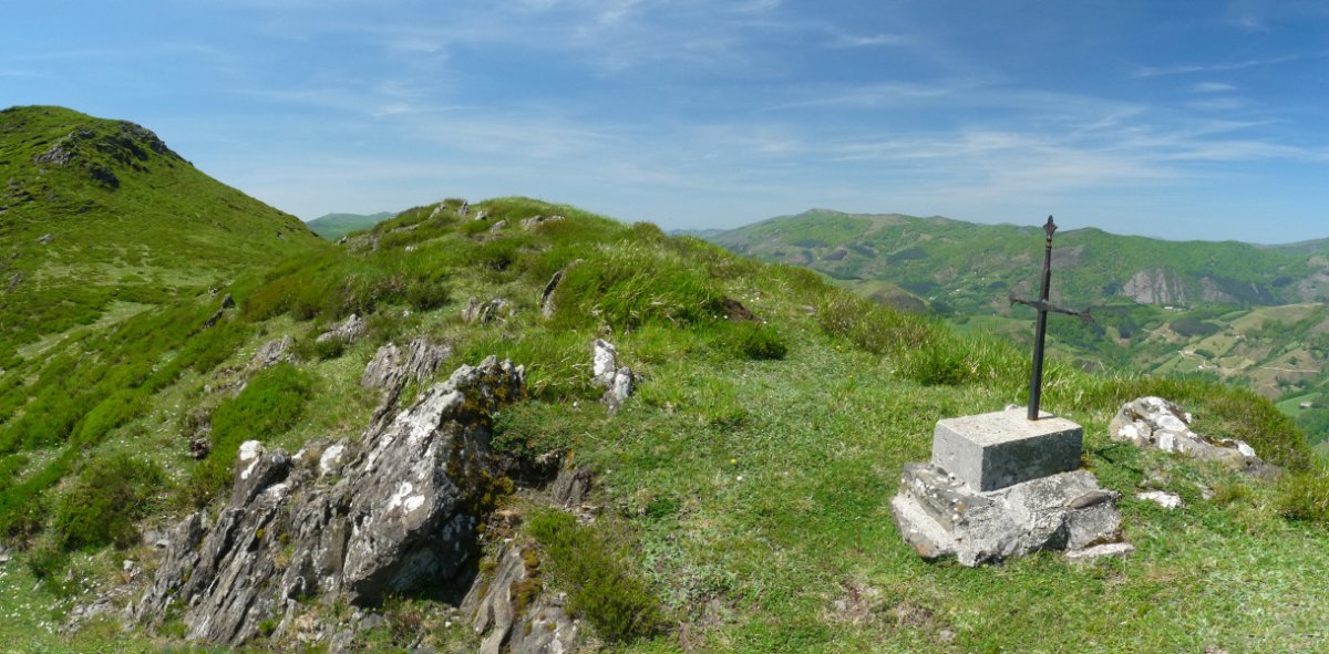 Gailurretik iparralderagoko harri batean jarritako gurutzea