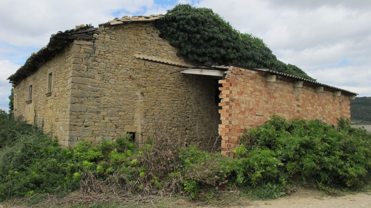 Urbikain herri abandodatutako etxe baten hondakinak