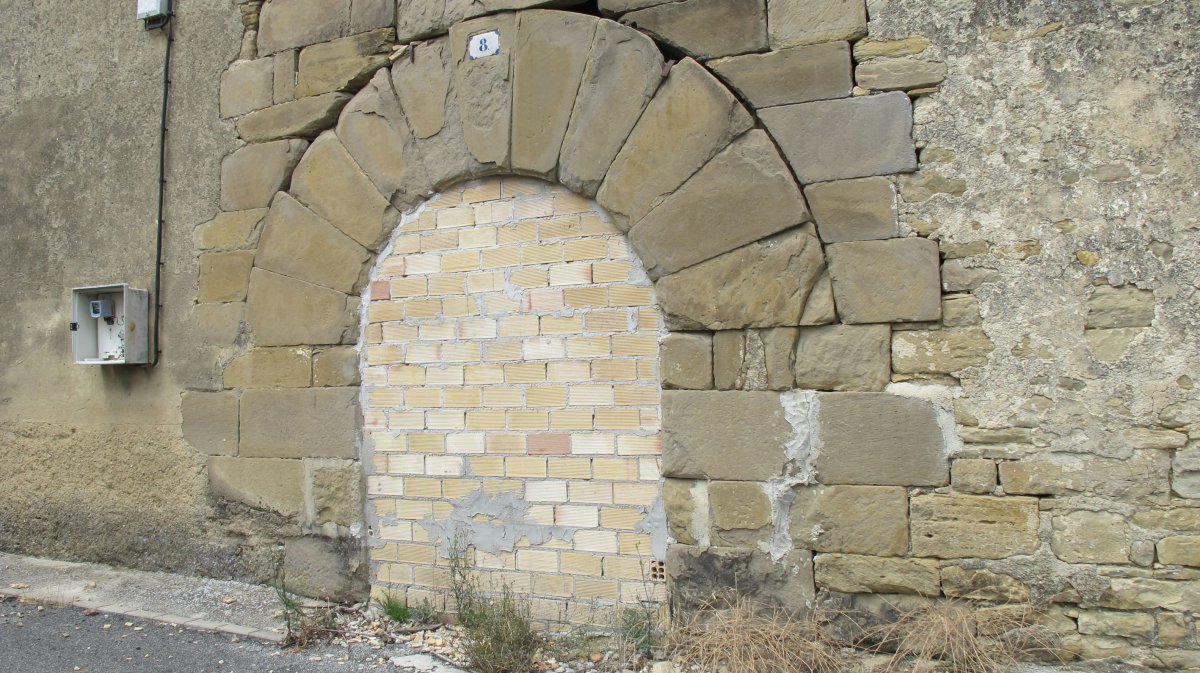 Urbikain herri abandodatutako etxe baten hondakinak