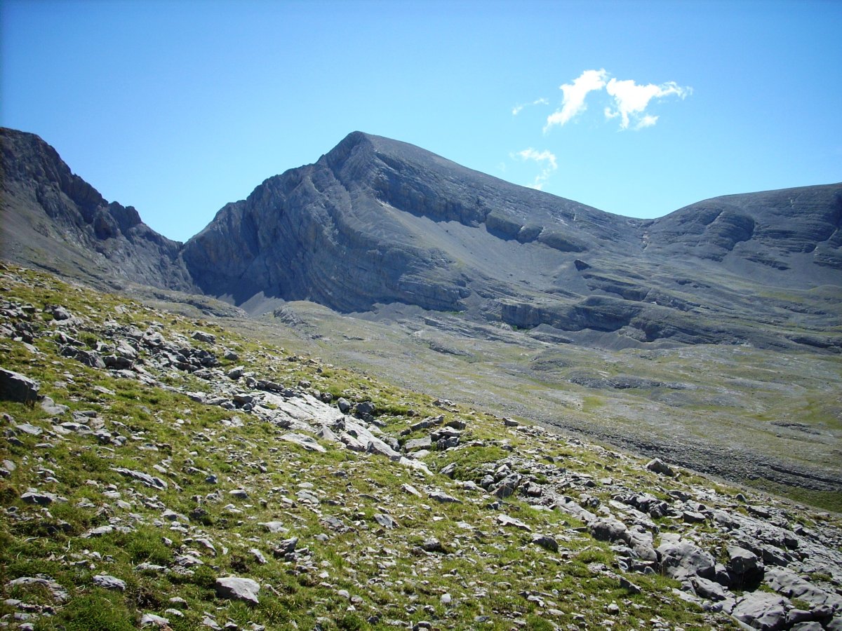 Ereta de las Brujas zeharkatzen. Atzean Cotiella