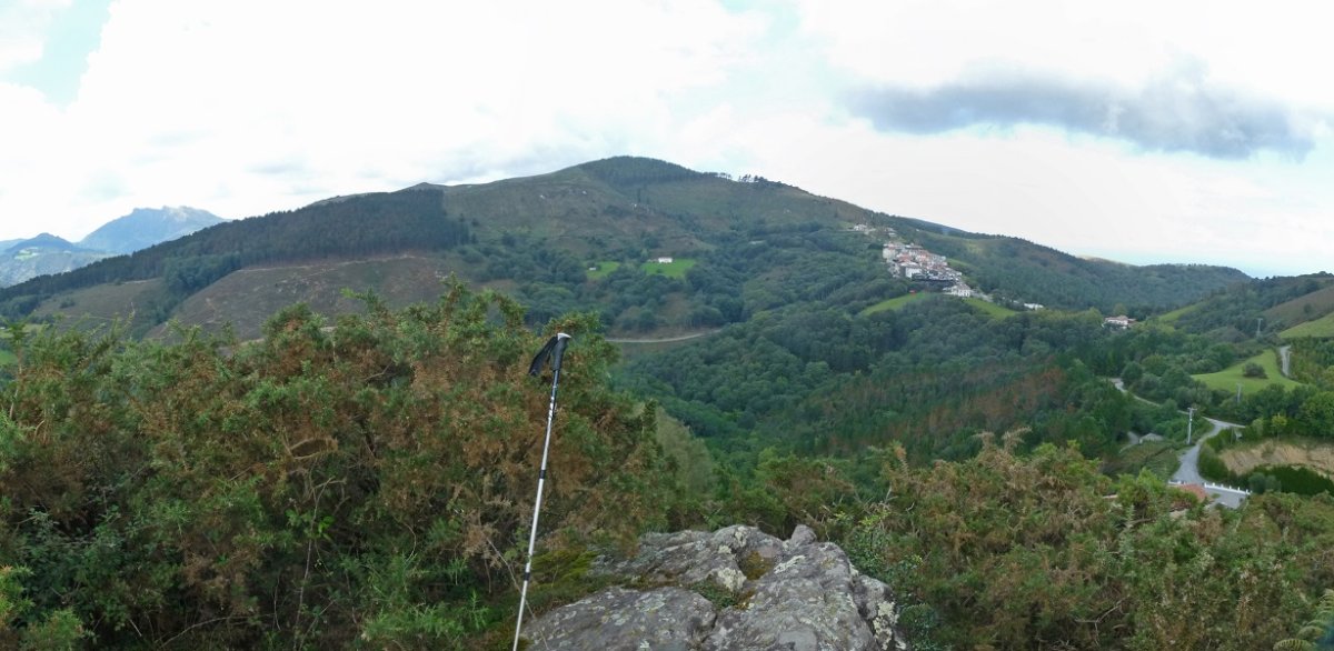Lartzingo gailurra, Manttale eta Ibardin lepoa atzean