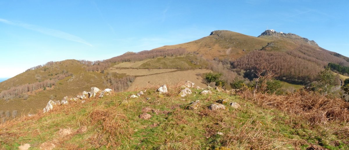 Mugerriko gaineko gailurra eta Larrun