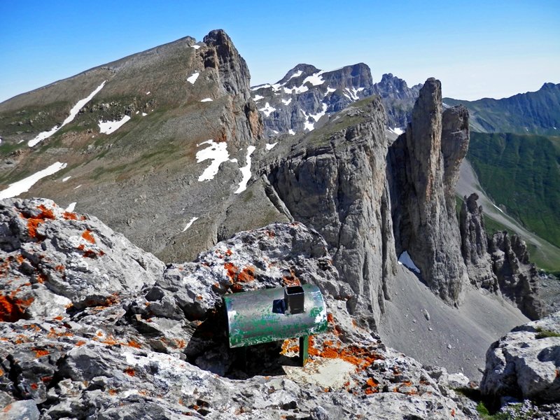 Buzoia. Petrechema, Ansabereko Orratzak eta Atzean Hiru Erregeen Mahaia