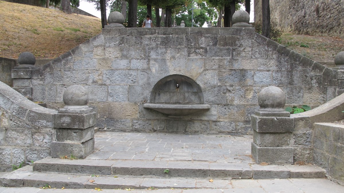 Atari Berriko iturria, Iruñea