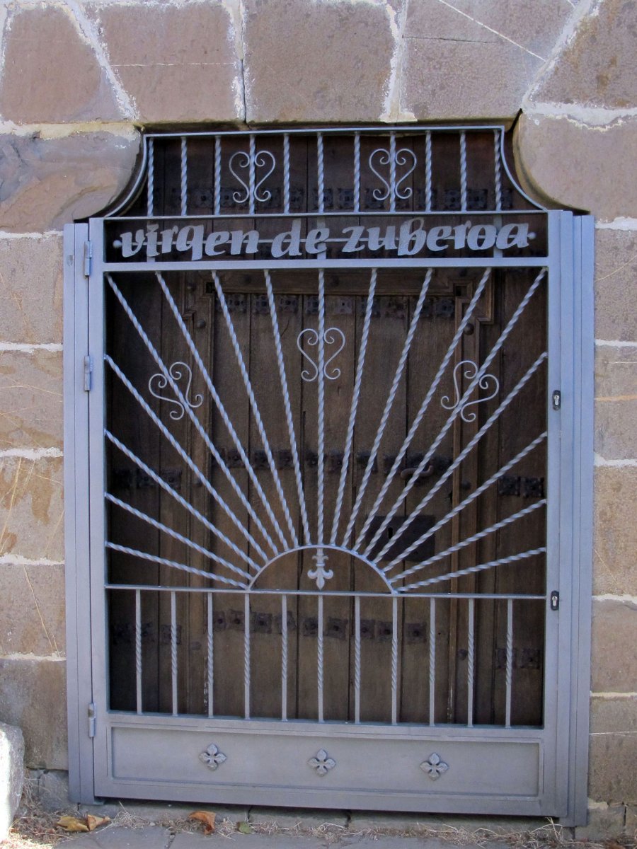 Zuberoako Andra Mari ermita, Garde